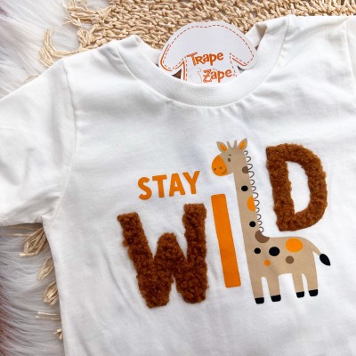 Conj. Camiseta Stay Wild e Bermuda - Off White e Marrom